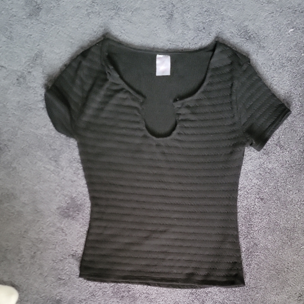 Junior's Black Short Sleeve Ribbed Top